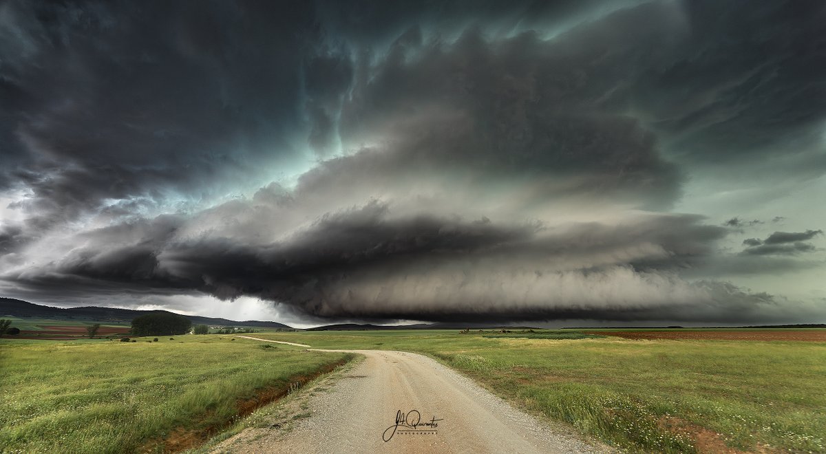 Panorámica creada en Photoshop uniendo 3 fotografías horizontales obtenidas con una focal de 14 mm. Aún así,  no sale completa la #supercélula del pasado 2 de junio en Soria. Equipo: Canon R5 + objetivo Canon RF 14-35 f4 L IS USM.  Datos de las tomas:  f/7.1   1/15 s   ISO 400