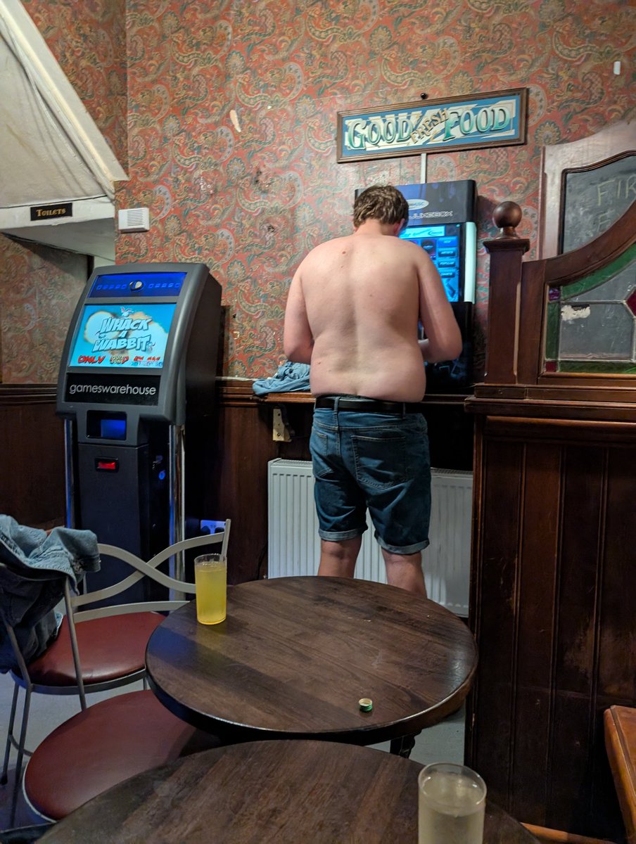 Henffych retards

Diolch i Brych a Hitler am gadw'r twitter mor fyw â magi mwd #legends. Wedi noson o ddal morfilod yn downies, colli nathoni ar pens ar ôl i scum dopeio ar lob-sgows half time. Edrych mlaen at flwyddyn o ddrygioni a sbri a crymych probably.
Tan fis Medi  x