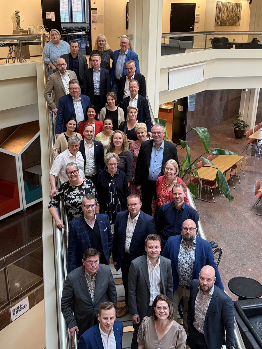 🌿 Kuntaliiton Kuntajohtajaverkosto #Ryhmä44 koolla tänään, ja ihan huippua että  #Kuntatalo’lla livenä. 
Antoisia aiheita &amp; keskusteluja <a href="/MinnaKarhunen/">Minna Karhunen</a> johdolla, ja tosi mukavia kohtaamisia eri puolilta maata tulleiden kj:ien kanssa. 🤩 
#kunnat #kuntajohtajat #kuntajohtaminen