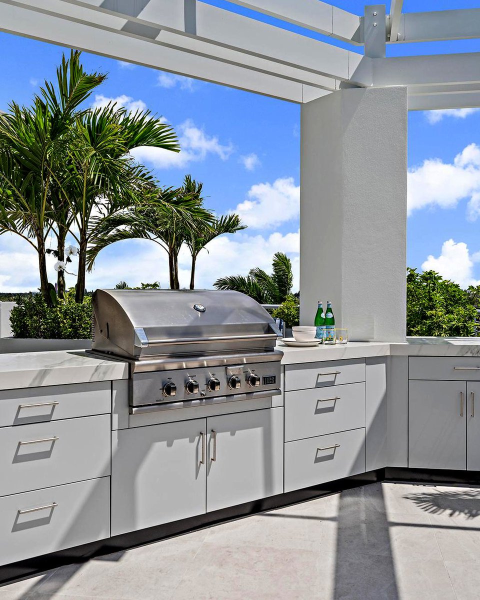 Outdoor living never looked so good. With our extensive cabinetry solutions, you have the design freedom to build a durable outdoor kitchen anywhere – ensuring amazing views and lasting memories on any day of the year.
Atlantic Cabinetry/LAS Studio
danver.com