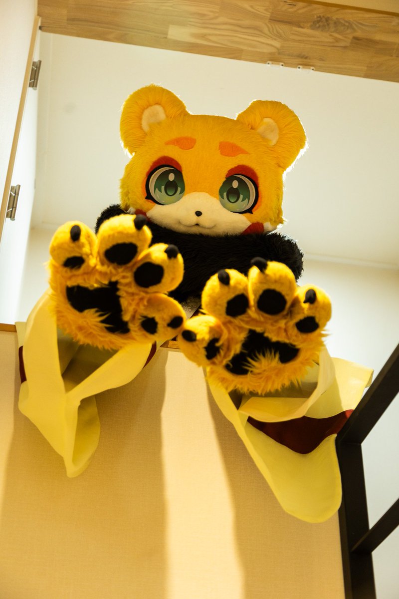 얍!

📸 : <a href="/yun__poi/">윤포이</a> 

#FursuitFriday