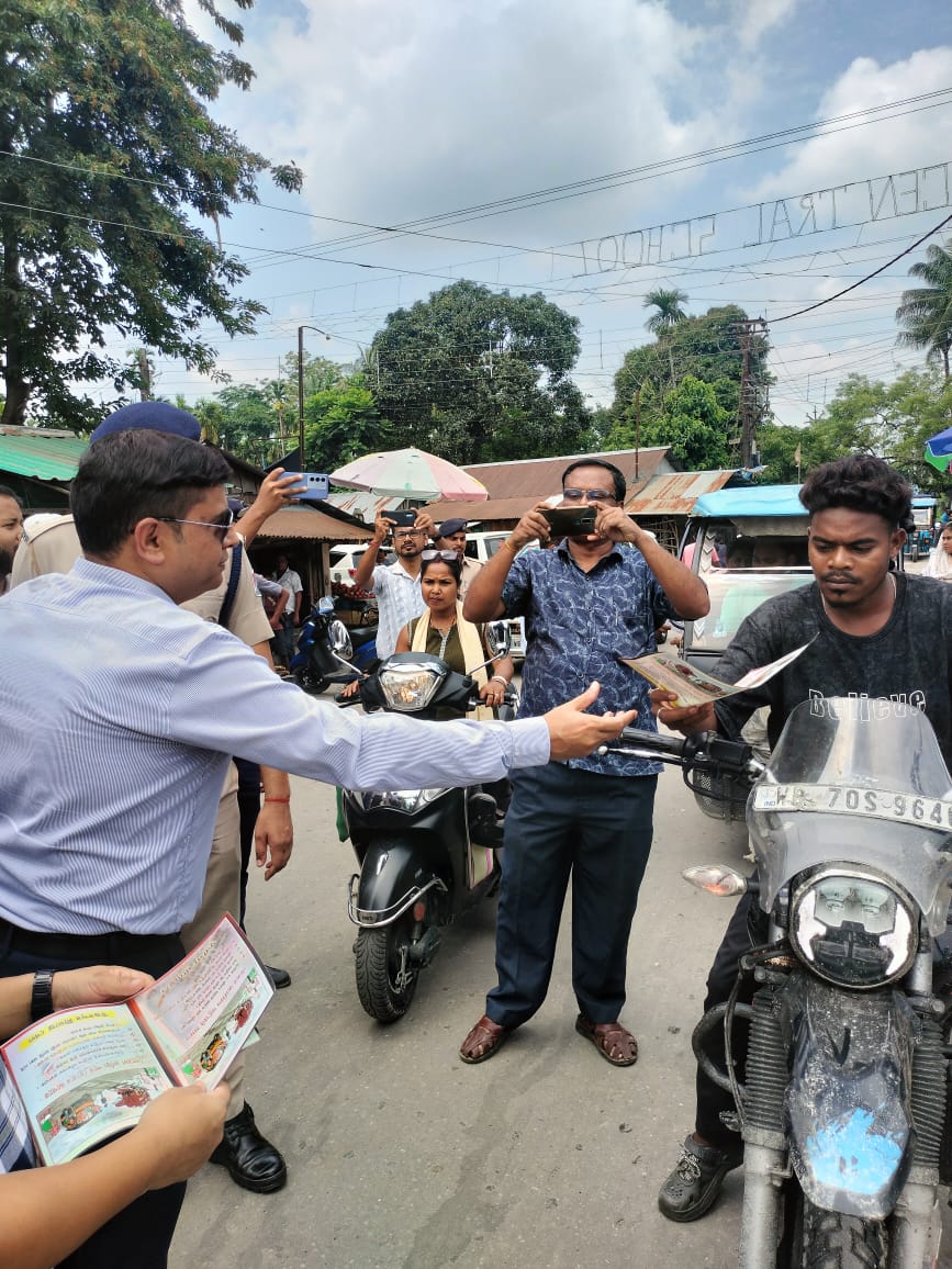 drm_apdj's tweet photo. International Level Crossing Awareness Day was observed with Nukkad Natak distribution of pamphlets among road users. @RailMinIndia
@RailNf https://t.co/gO3Ce5G9Fq
