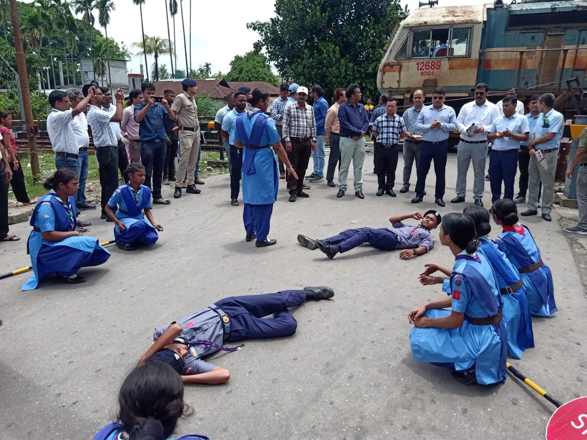 drm_apdj's tweet photo. International Level Crossing Awareness Day was observed with Nukkad Natak distribution of pamphlets among road users. @RailMinIndia
@RailNf https://t.co/gO3Ce5G9Fq