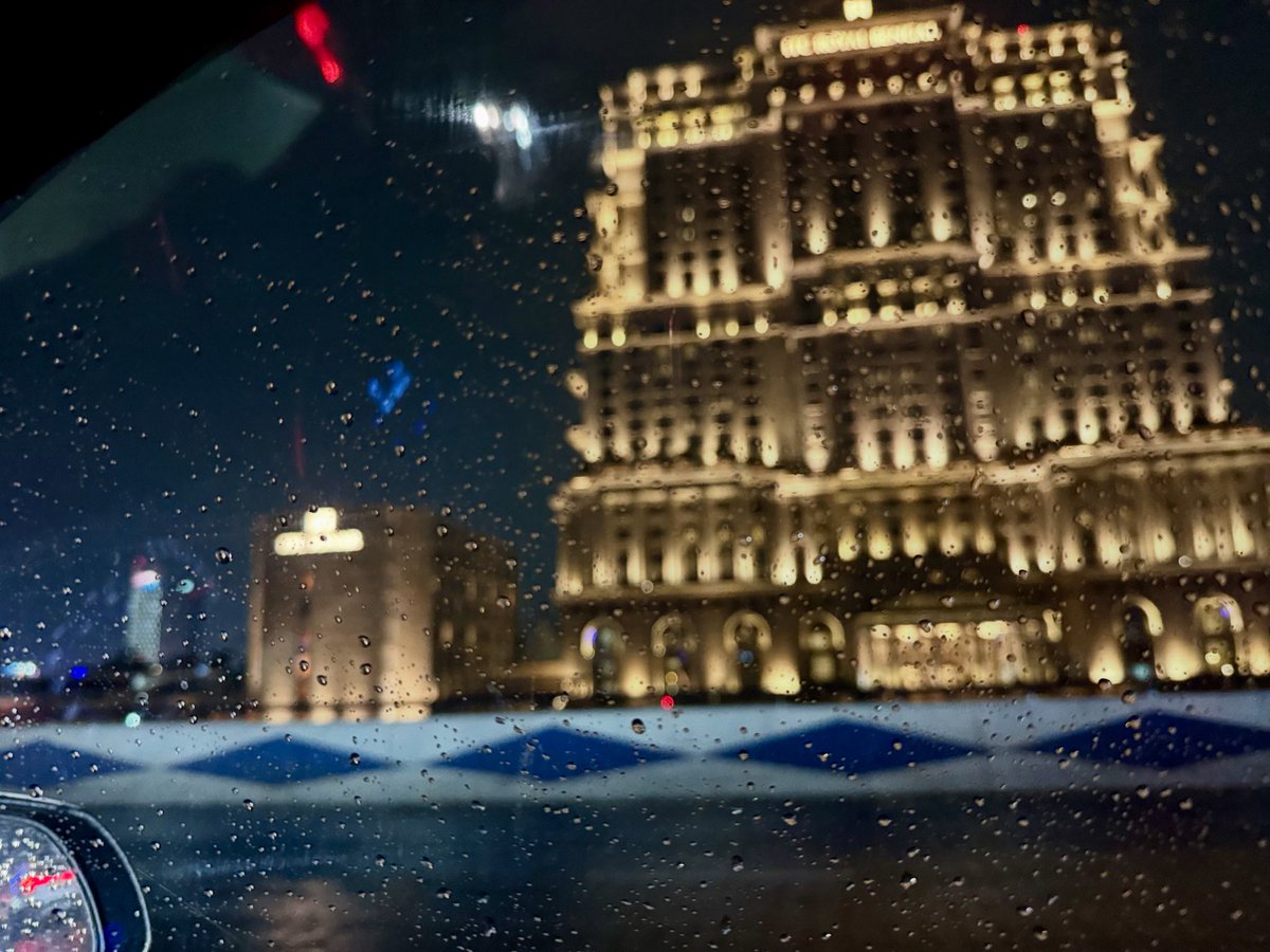 soumyadeephald's tweet image. “City lights through a rainy lens—there’s magic in the blur. ✨🌧️🚘

#RainyNights #CityGlow #ThroughTheWindow #UrbanVibes #MoodyMoments #ReflectionsOfTheCity”