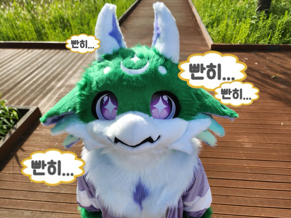 👀👀👀👀
#FursuitFriday