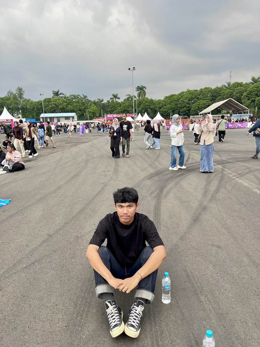 anotherolx's tweet photo. ini beneran gaada yang mau jd pacarku? https://t.co/bL5hGgeX6T