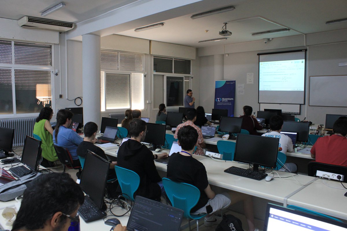computaex's tweet photo. Puertas Clásicas vs. Puertas Cuánticas. Paralelismo Cuántico. Algoritmos de Deutch, Deutch-Josza y Grover. En el curso de Computación Cuántica 6.0 con el Doctor Tomás Fernández de la Universidad de Santiago de Compostela. #NexGenerationEU #PlanDeRecuperación En la @EPCC_Unex https://t.co/ZTeICwKglC