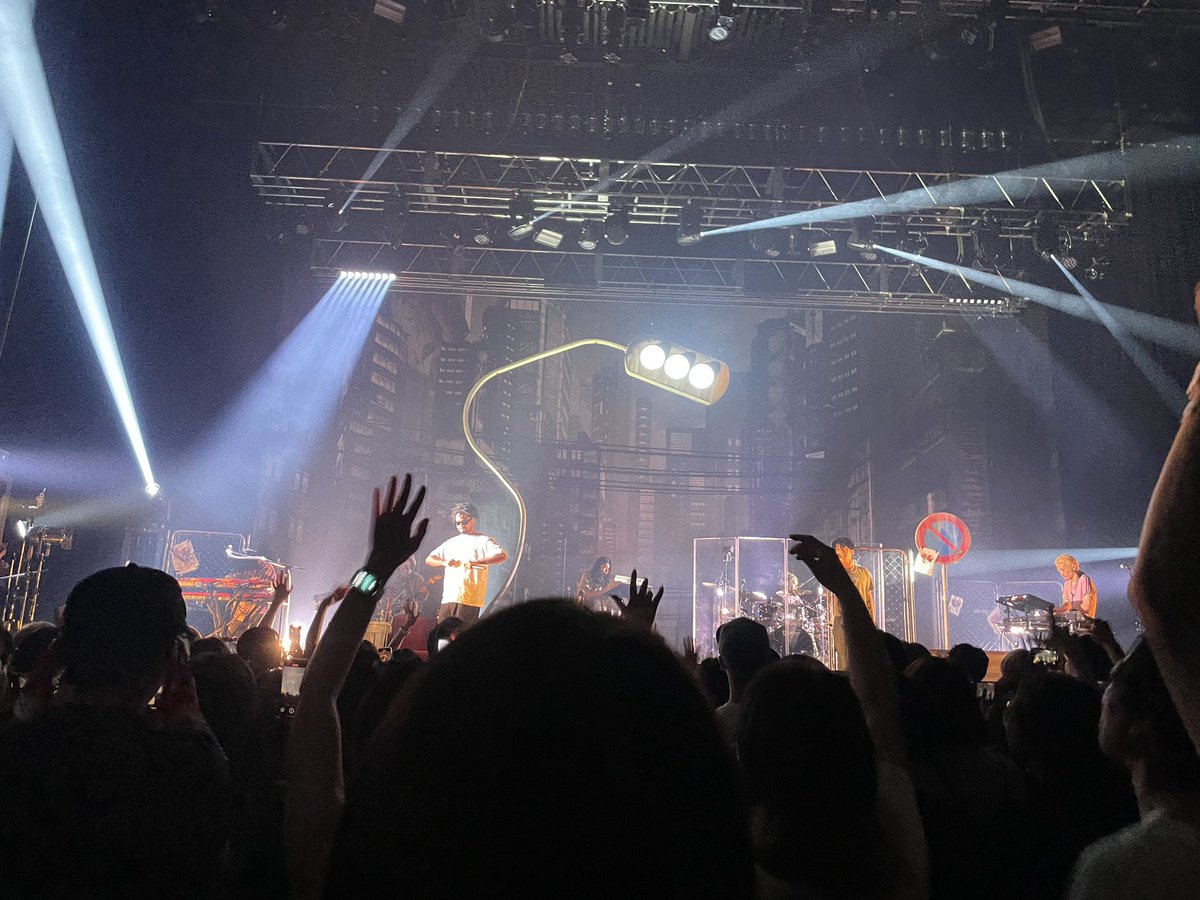 luludo's tweet photo. SIRUPのNEXTLIFEツアーの横浜公演、構成が練られていて2時間あっという間に過ぎた。 新曲タイトルわからないけど好きなのたくさん。DAICHI YAMAMOTOがゲストに来た瞬間上がったー！　あとファンキーがロン毛で驚いた。#NEXTLIFE2025 https://t.co/CThqI7su48