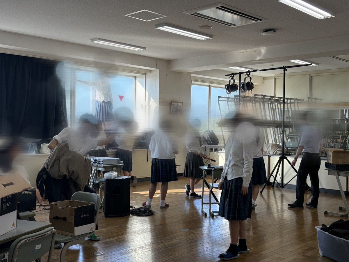 IHdramaclub's tweet photo. 演劇部の先日の部活動風景です!!!!!!文化祭に向けて設営をしていました！明日は文化祭一般公開となりますので、皆さん是非6階609教室までお越しください!!!!!!お待ちしております!!!!!! https://t.co/QqRUkgdGJc