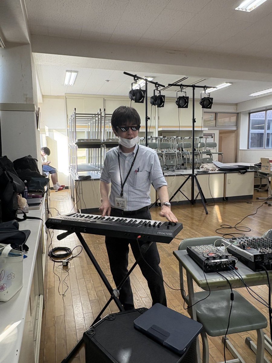 IHdramaclub's tweet photo. 演劇部の先日の部活動風景です!!!!!!文化祭に向けて設営をしていました！明日は文化祭一般公開となりますので、皆さん是非6階609教室までお越しください!!!!!!お待ちしております!!!!!! https://t.co/QqRUkgdGJc