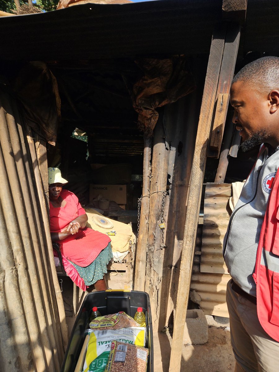 Joint efforts by ESA and <a href="/baphalali/">Baphalali RedCross</a> have continued to provide relief to families in rural and urban communities.
Families in Mpolonjeni and Msunduza areas received tarpaulins and food parcels.
ESA committed E400,000 towards providing relief to households affected by heavy rains.