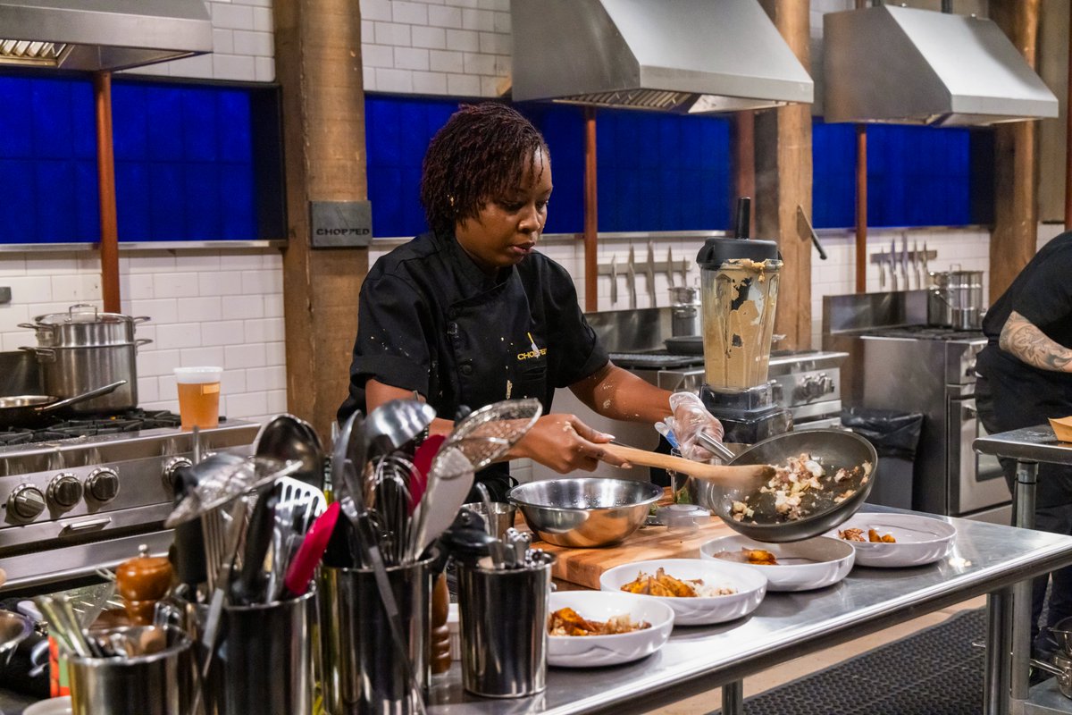 FoodNetwork's tweet photo. Night markets, bold flavors and big dreams! A vibrant crew of chefs enters the #Chopped kitchen to turn midnight cravings into culinary masterpieces.

Tune in NEXT @ 8|7c ! https://t.co/3Vbg7IOegl