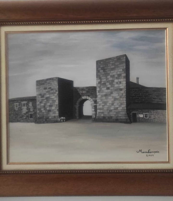 AHistoricasPT's tweet image. Um traço delicado e cheio de personalidade.
Recebemos o desenho a carvão de Maria Sampaio, que nos mostra as imponentes Portas da Vila da Aldeia Histórica de #CasteloMendo.
Obrigado, Maria, por eternizar este lugar com tanta sensibilidade!
#AldeiasHistoricas #VisitPortugal