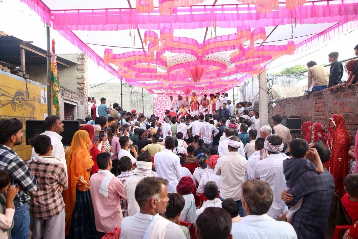 ग्राम पंचायत बमोर, टोंक में मंदिर के दर्शन किए और आयोजित स्थानीय कार्यक्रम में जनसंवाद किया।