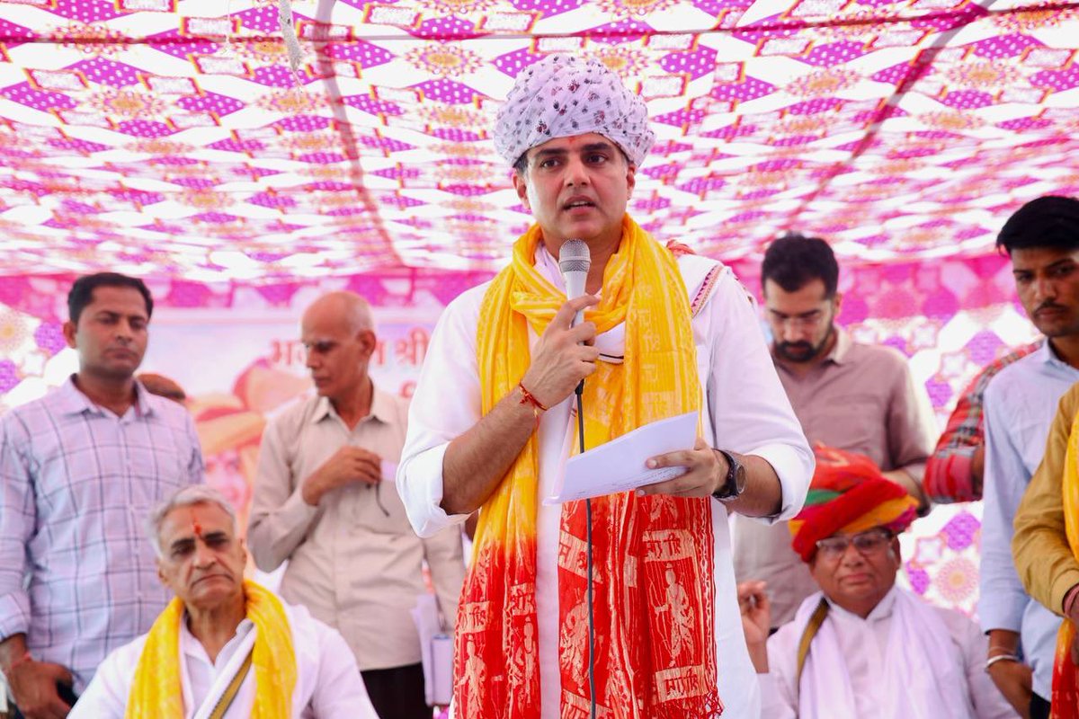 SachinPilot's tweet photo. ग्राम पंचायत बमोर, टोंक में मंदिर के दर्शन किए और आयोजित स्थानीय कार्यक्रम में जनसंवाद किया। https://t.co/6SlY07Mysn