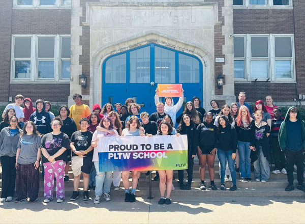 Via <a href="/officialsps/">Springfield Public Schools</a>: “SPS schools receive Project Lead the Way's 'Distinguished Program Recognition' for increasing student access, engagement &amp; achievement in STEM education” – bit.ly/4jCF6D2. #SPSProud #TeamSPS <a href="/KickapooChiefs/">KickapooHighSchool</a> <a href="/PipkinR12/">Pipkin Middle School</a> 🎉
