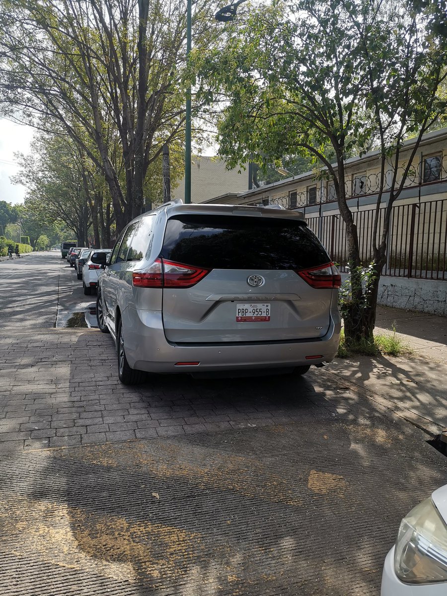 HHHgABo's tweet photo. Lo malo de la cdmx es la cantidad de nacos que hay, gente que no sabe respetar, evento en el #plansexenal y creen que les da derecho a estorbar @LaSEMOVI https://t.co/JnwblR32aS
