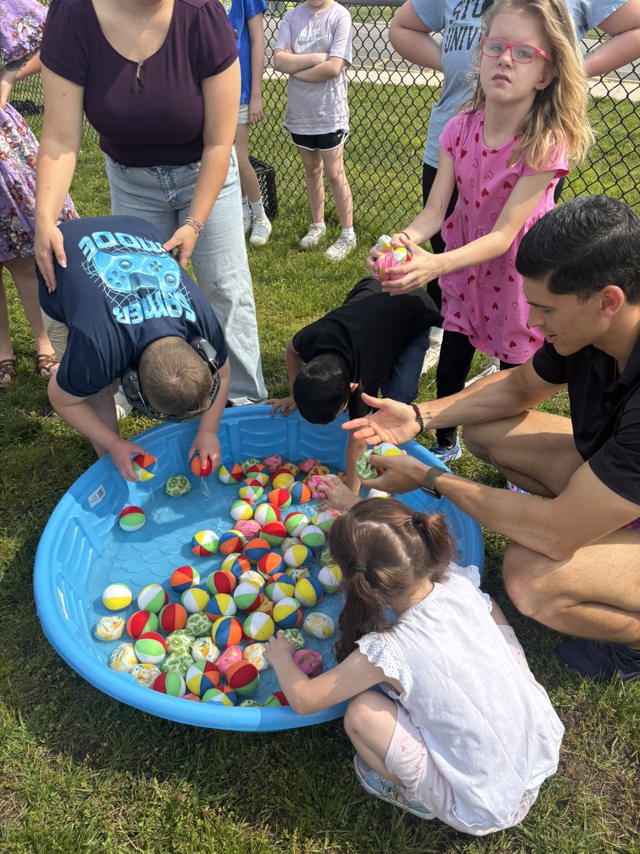KellyVaughann's tweet photo. Friendship day was a blast 💥 @OAPrincipal @JLoweNJ @stplc_principal https://t.co/uTQJGvGVA8