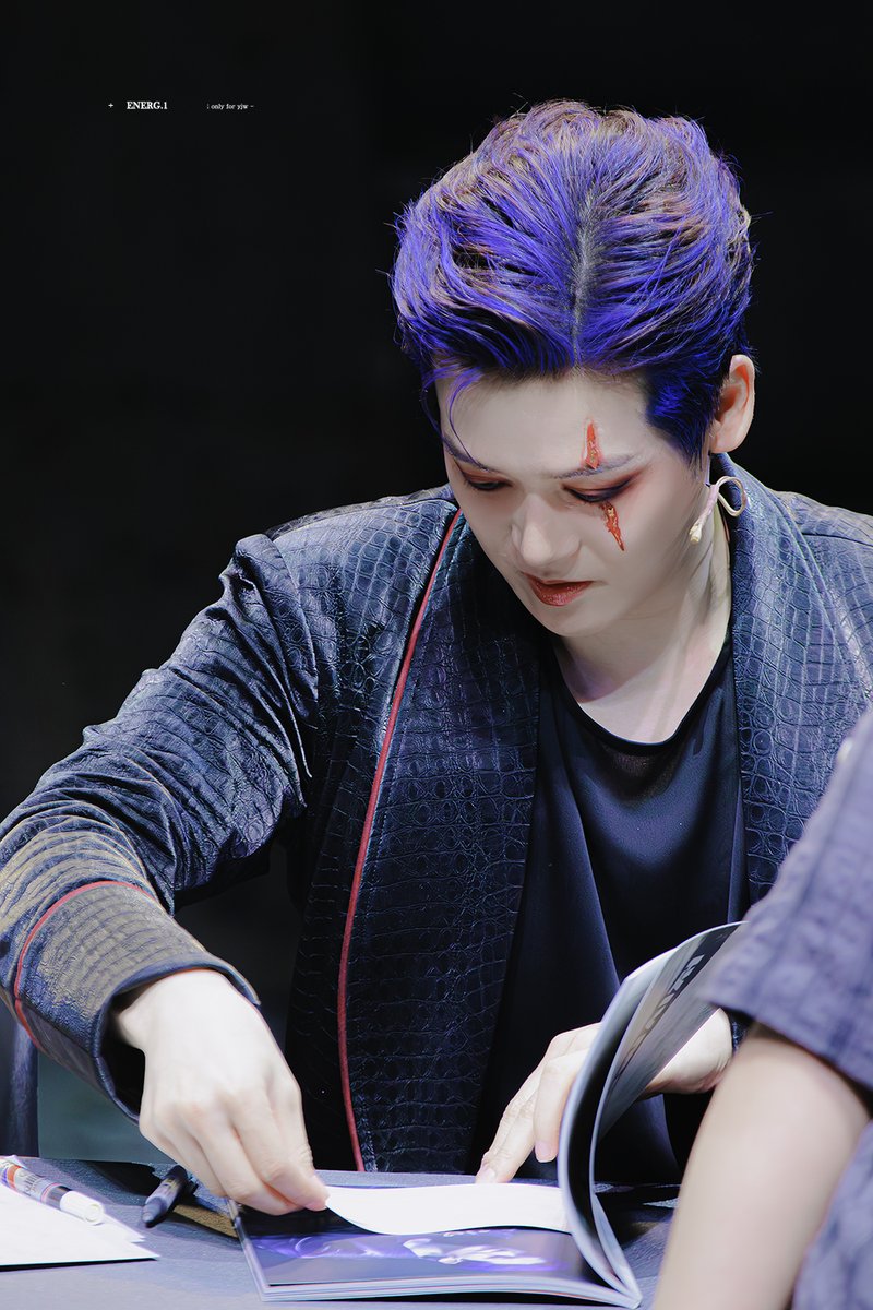 💙
250605 ／ 킬링시저 
양지원 배우님

사인 후 번지지 말라고 플북에 매번 종이를 끼워넣어주는 🥹🥹