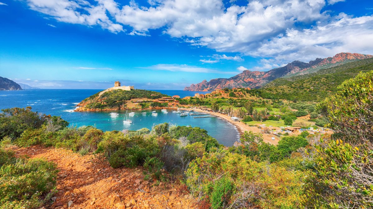weather2travel's tweet image. France was made to be explored on two feet: just picture multi-day pilgrimages, walks to hidden beach bars and mountain trails. Discover 7 of its best hiking routes here 🇫🇷 weather2travel.com/blog/best-hiki… @atout_france @annahrichards