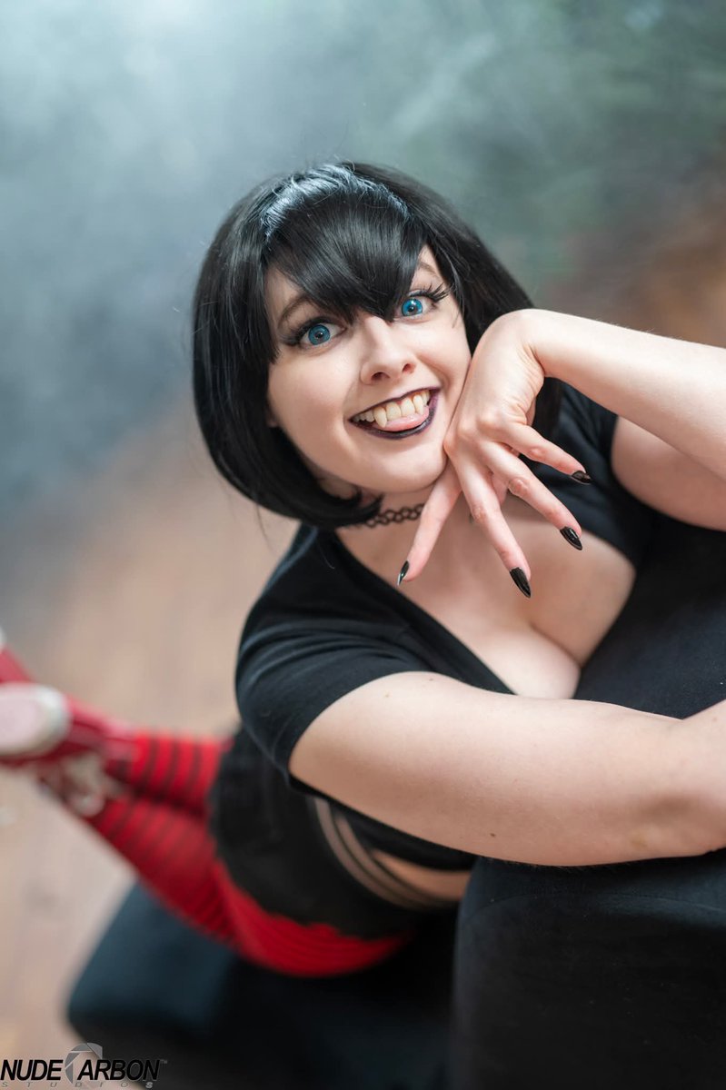 Getting Mavis graduation picture vibes with this one. 
zoltar-shock.bsky.social

#cosplay #vampire #mavis #MavisDracula