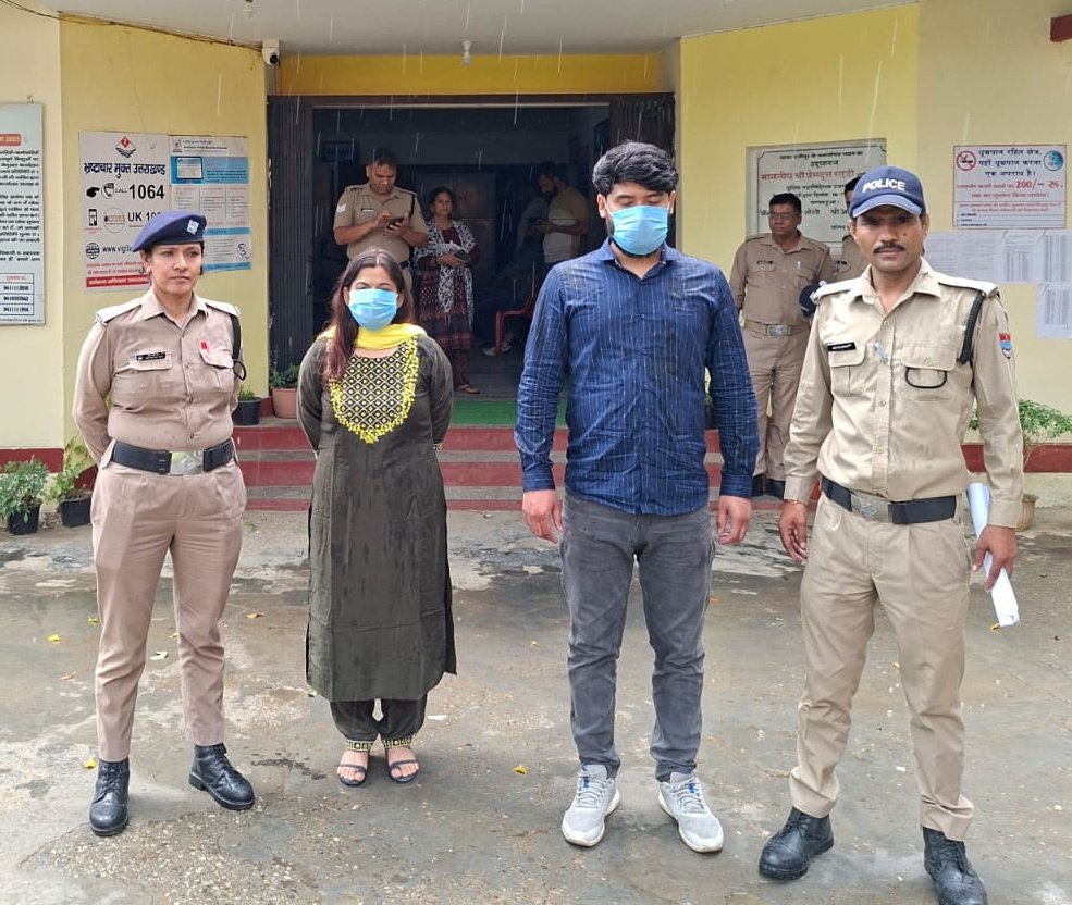 <a href="/KraantiKumar/">Kranti Kumar</a> इस डायन माँ ने अपनी बेटी नाबालिक बेटी दरिंदो के हाथों में सौंप दी नोंचने के लिए.
13 साल की मासूम बच्ची के साथ ये करके इसने अपनी और उसकी ज़िन्दगी बर्बाद करदी.
सौभाग्य से ये फ़लाने जी का परिवार है