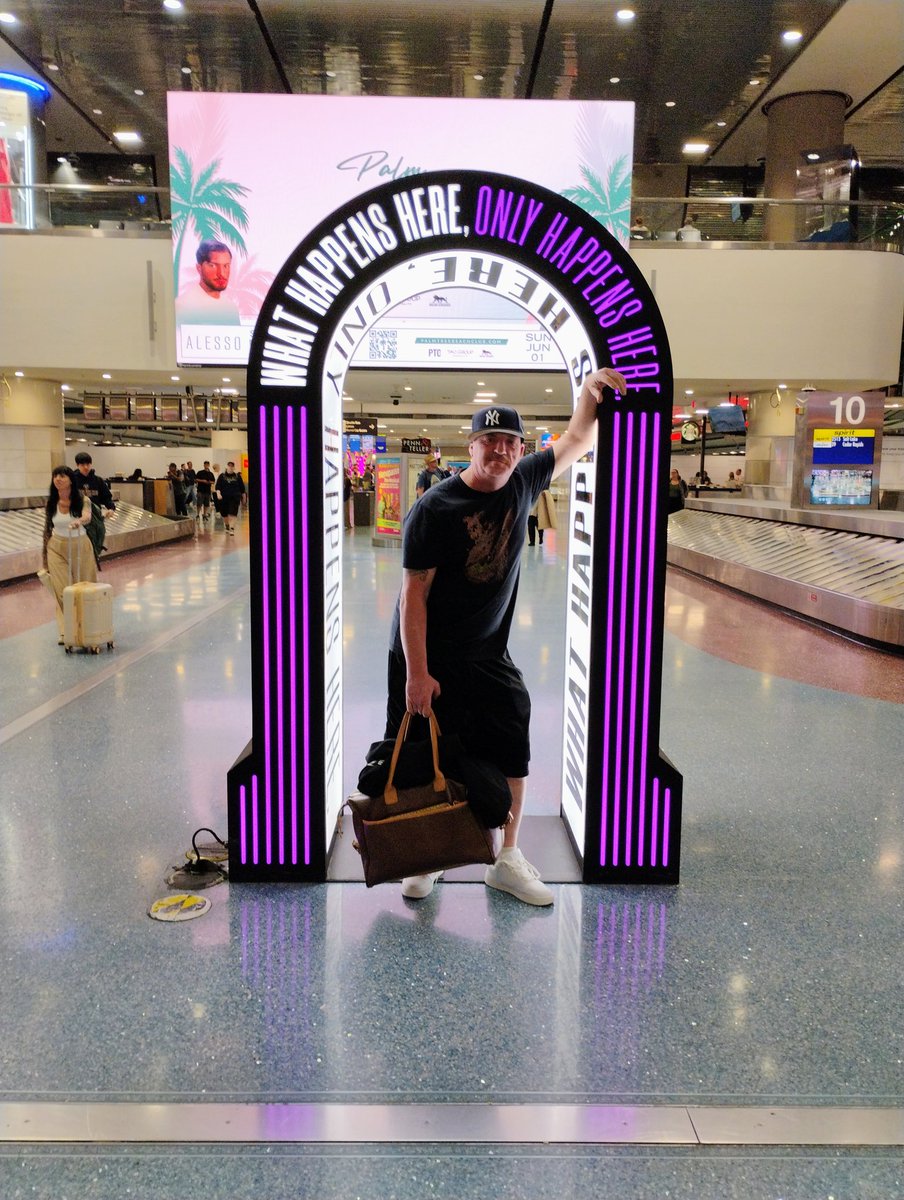g68_charlie's tweet photo. @AlMcTav1 and land in Vegas
#LitecoinSummit2025 🙌🙌🙌🙌 https://t.co/yqqIkeyrJk