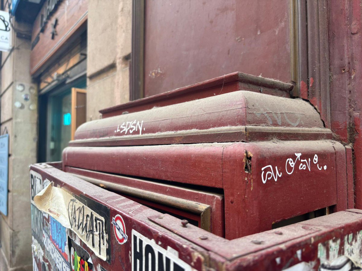 ElReidelaMagia's tweet image. Cada dos dies ens trobem la façana vandalitzada… ja no sabem què fer…