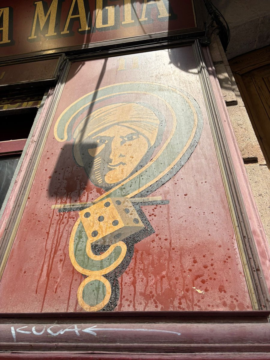 ElReidelaMagia's tweet image. Cada dos dies ens trobem la façana vandalitzada… ja no sabem què fer…