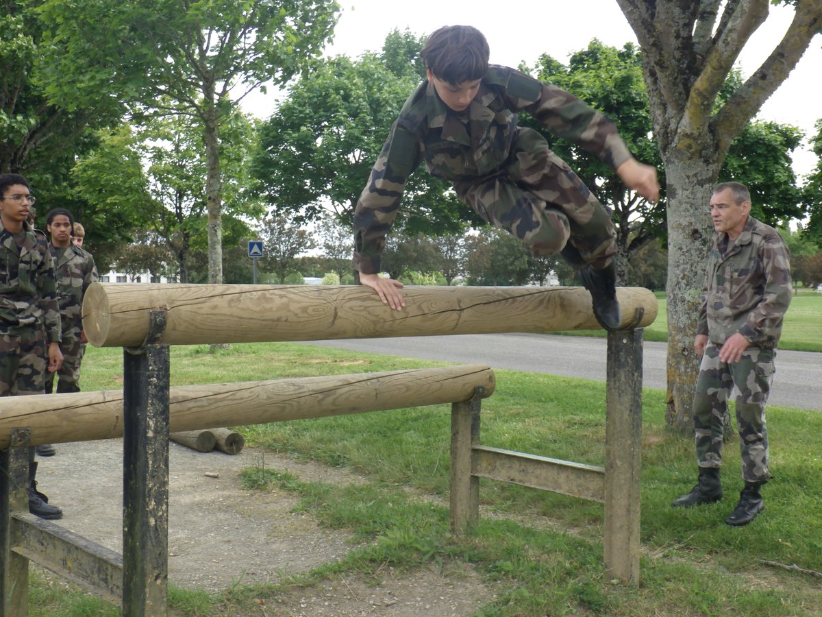 #parcoursdobstacles 💪Les #cadetsdeladefense <a href="/ENSOAOfficiel/">École nationale des sous-officiers d’active</a>  s'initient au franchissement des obstacles au cours de leur formation. Ce type d'entraînement est un défi physique. 
Il permet de dépasser ses limites 👍et de renforcer leur esprit d'équipe🤝