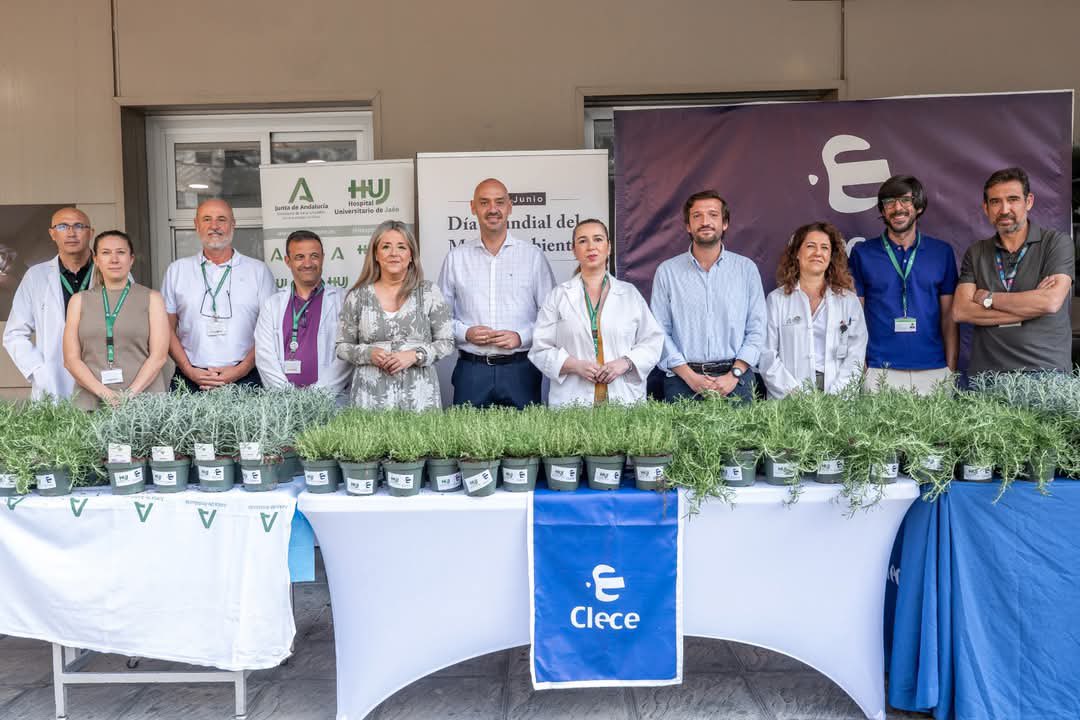 rociomolinacarr's tweet photo. Un año más celebramos el #DíaMundialDelMedioAmbiente con el reparto de 3600 plantas aromáticas de tomillo, romero y lavanda🪻🪴en colaboración con el @HospitalJaen , el hospital San Agustín de Linares y San Juan de la Cruz de Úbeda. 
@Saludand_Jaen https://t.co/OERu34uHMv