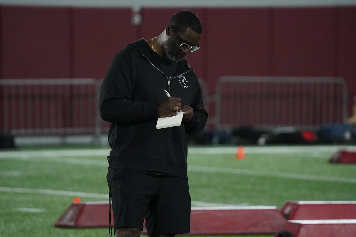 Folks, meet another new member of Jim Nagy’s personnel staff.

This is former NFL wide receiver Lake Dawson, who’s been the assistant director of college scouting for the Buffalo Bills since 2017. He’s out here scouting at the #Sooners’ camp today.
