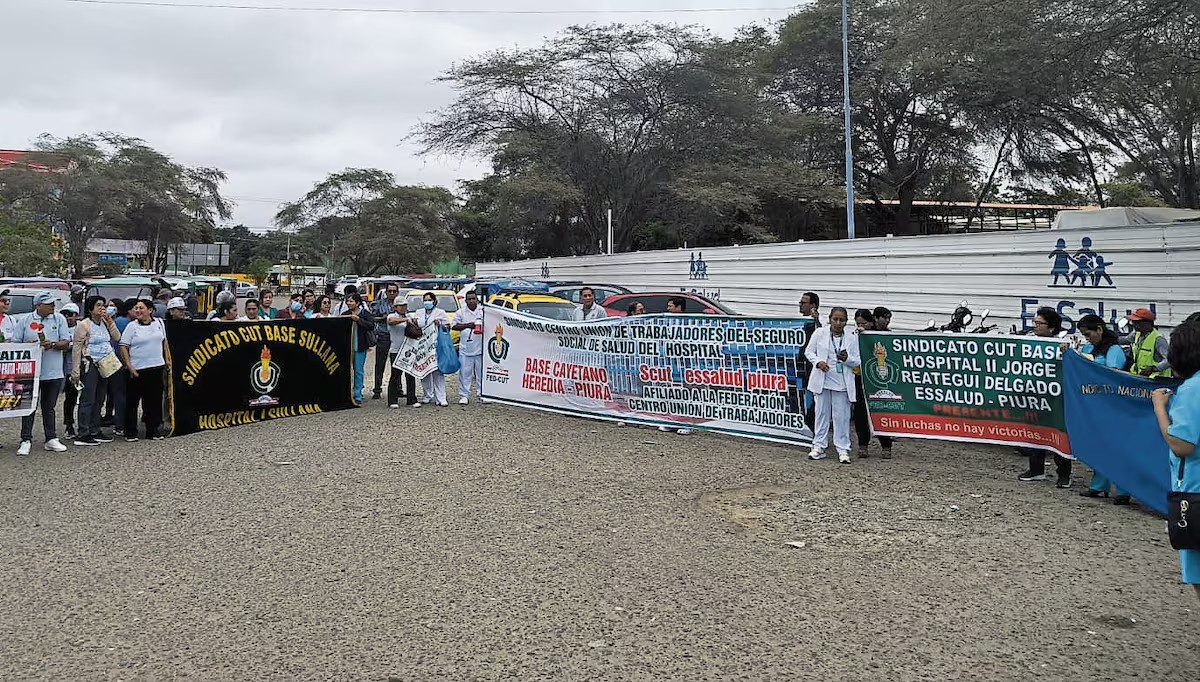 Federación CUT (@fedcut) on Twitter photo 📢 #EsSalud en Piura se levanta ✊
#FEDCUT, realizó un plantón para denunciar la falta de medicamentos, equipamiento y atención en la Red Piura.
📣 ¡Exigimos acción inmediata de la sede central!
Nota <a href="/diariocorreo/">Diario Correo</a> : acortar.link/qwIVL7
#SaludDigna #80AñosFEDCUT #SaludDigna 📢 #EsSalud en Piura se levanta ✊
#FEDCUT, realizó un plantón para denunciar la falta de medicamentos, equipamiento y atención en la Red Piura.
📣 ¡Exigimos acción inmediata de la sede central!
Nota <a href="/diariocorreo/">Diario Correo</a> : acortar.link/qwIVL7
#SaludDigna #80AñosFEDCUT #SaludDigna