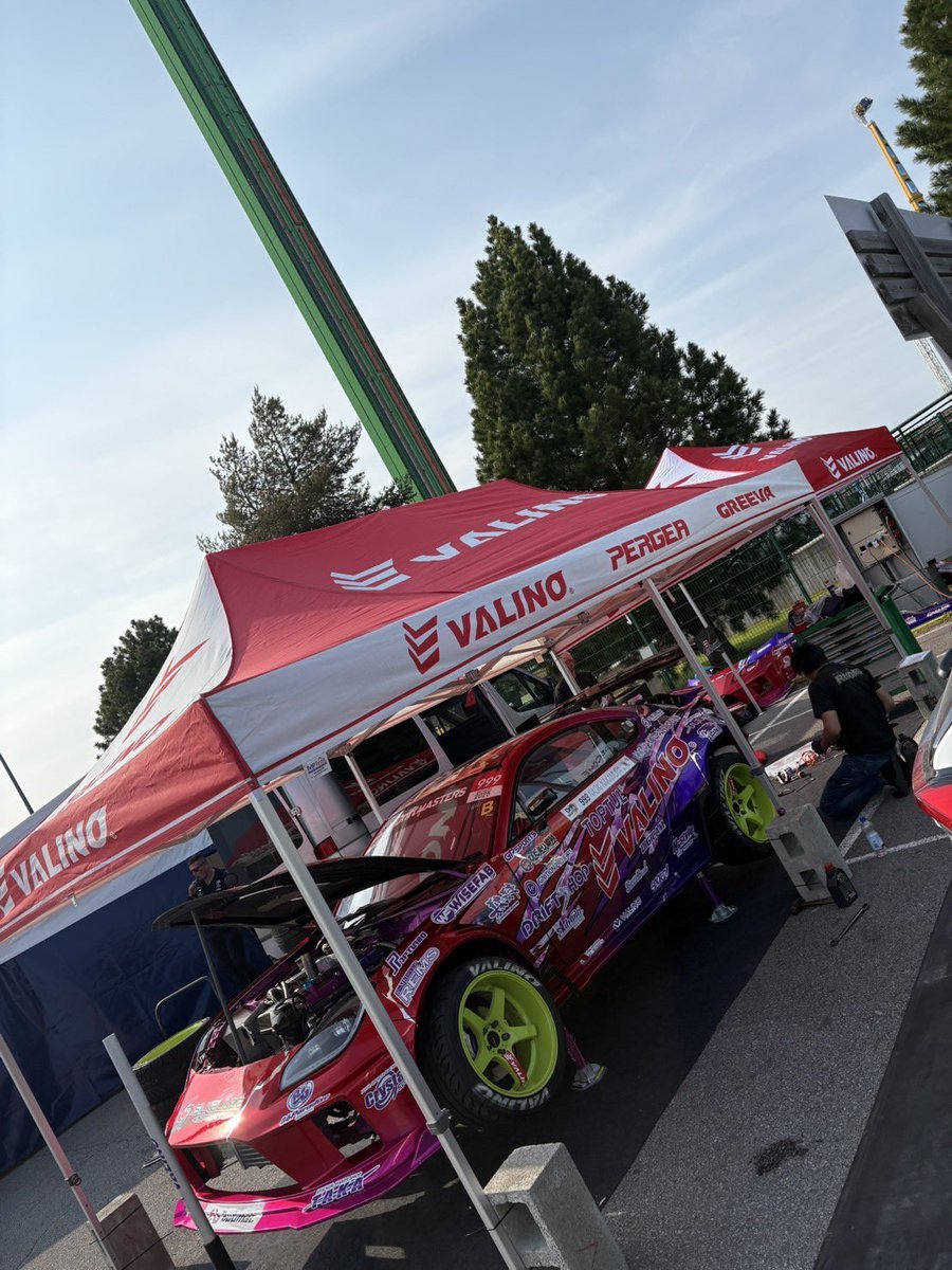 VALINOTIRES's tweet image. DRIFT MASTERS - フィンランドRd.3
VALINO WORKS、中村直樹とクルーは今、明日に備えて静かに準備中。

壁寄せがあるこのコース。
“魅せる”ためには、まず“壊さない”準備がいる。

VALINOは、走る前から戦っている。

#DRIFTMASTERS
#中村直樹 
#VALINO