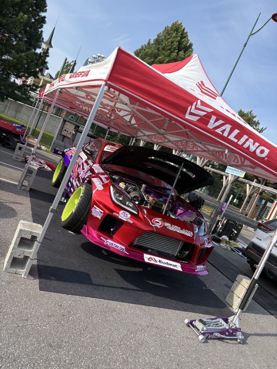 VALINOTIRES's tweet image. DRIFT MASTERS - フィンランドRd.3
VALINO WORKS、中村直樹とクルーは今、明日に備えて静かに準備中。

壁寄せがあるこのコース。
“魅せる”ためには、まず“壊さない”準備がいる。

VALINOは、走る前から戦っている。

#DRIFTMASTERS
#中村直樹 
#VALINO