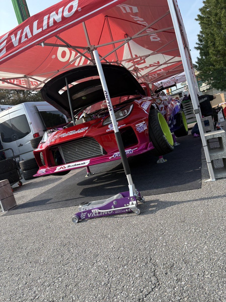VALINOTIRES's tweet image. DRIFT MASTERS - フィンランドRd.3
VALINO WORKS、中村直樹とクルーは今、明日に備えて静かに準備中。

壁寄せがあるこのコース。
“魅せる”ためには、まず“壊さない”準備がいる。

VALINOは、走る前から戦っている。

#DRIFTMASTERS
#中村直樹 
#VALINO