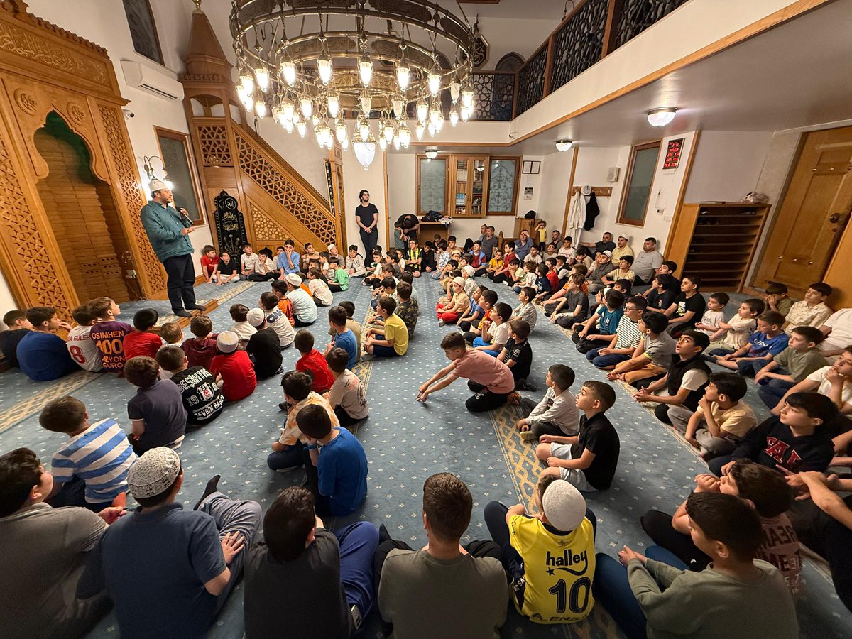 ahmetkaan79's tweet photo. Üsküdar Ferah Mahallesi Merkez Camii imam hatibi Yusuf Belge hocamız, evlatları ve yetiştirdiği hafız talebeleriyle birlikte mahallemizin çocuklarına yaz kış demeden Kur’an-ı Kerim eğitimi veriyor. 

Bu sadece bir ders değil; camide büyüyen, camiyi seven, kardeşliği burada tanıyan bir neslin hikâyesi. 🌱📖🕌

Her mahalleye lazım böyle bir örnek çalışma🤲

📍Ferah Mh/Üsküdar
🗓️4 Haziran Çarşamba/21.30