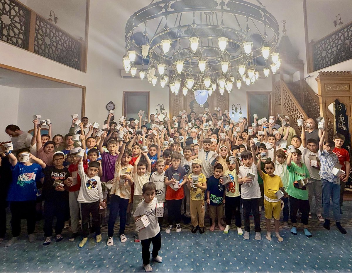 ahmetkaan79's tweet photo. Üsküdar Ferah Mahallesi Merkez Camii imam hatibi Yusuf Belge hocamız, evlatları ve yetiştirdiği hafız talebeleriyle birlikte mahallemizin çocuklarına yaz kış demeden Kur’an-ı Kerim eğitimi veriyor. 

Bu sadece bir ders değil; camide büyüyen, camiyi seven, kardeşliği burada tanıyan bir neslin hikâyesi. 🌱📖🕌

Her mahalleye lazım böyle bir örnek çalışma🤲

📍Ferah Mh/Üsküdar
🗓️4 Haziran Çarşamba/21.30