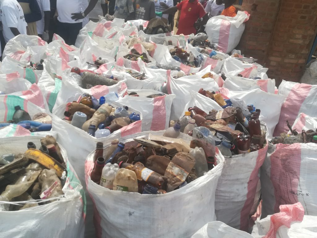 Le <a href="/LionsClubBuja/">Lions Club Bujumbura Doyen</a> s'est joint au monde entier pour célébrer la #JournéeMondialeDeLEnvironnement
Cette Journée met l'accent sur l'un des défis écologiques les plus pressants de notre époque la pollution par les plastiques.<a href="/lionsclubs/">Lions International</a> #LionsGoGreen #BeatPlasticPollution <a href="/LionsD409/">LIONS D409</a>