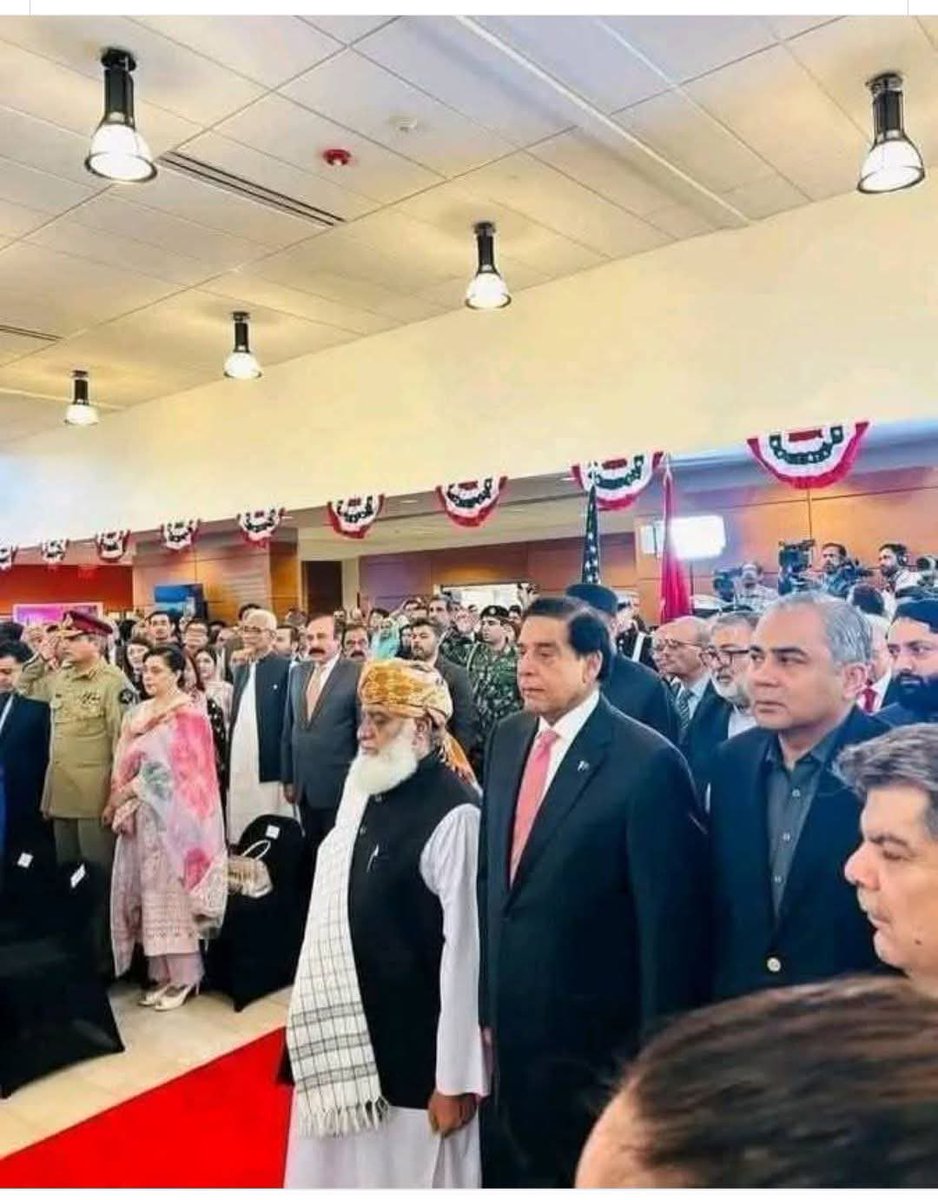 OryaMaqboolJan's tweet photo. جب امریکہ غزہ کے خلاف جنگ بندی کی قرارداد کو ویٹو کررہا تھا عین اس وقت  عزت مآب مولانا فضل الرحمن صاحب اسلام آباد کے امریکن ایمبیسی میں امریکہ زندہ باد کانفرنس میں نہ صرف شریک تھا بلکہ امریکی ترانے کے احترام میں کھڑا بھی تھا https://t.co/mjhW1u6eBb