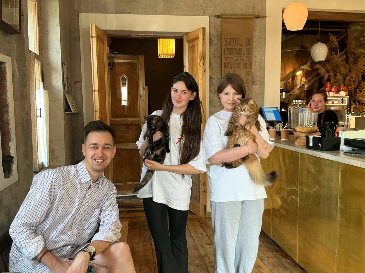 arkhlikbez's tweet photo. 35-летний архитектор Иван Магарев уже несколько лет восстанавливает готический особняк 1910-х годов в селе Устье. Месяц назад открыл кофейню, на втором этаже будет делать апартаменты. https://t.co/iPpN280EVy