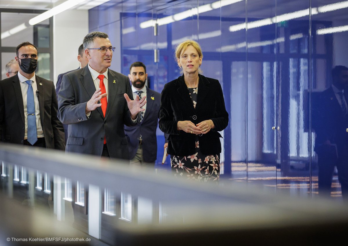 BMBFSFJ's tweet photo. Bundesbildungsministerin @PrienKarin hat heute den israelischen Außenminister, Gideon Sa'ar, empfangen. Im Gespräch ging es unter anderem um den deutsch-israelischen Jugendaustausch, jüdisches Leben in Deutschland und den Kampf gegen #Antisemitismus. https://t.co/53ySz4OEkg