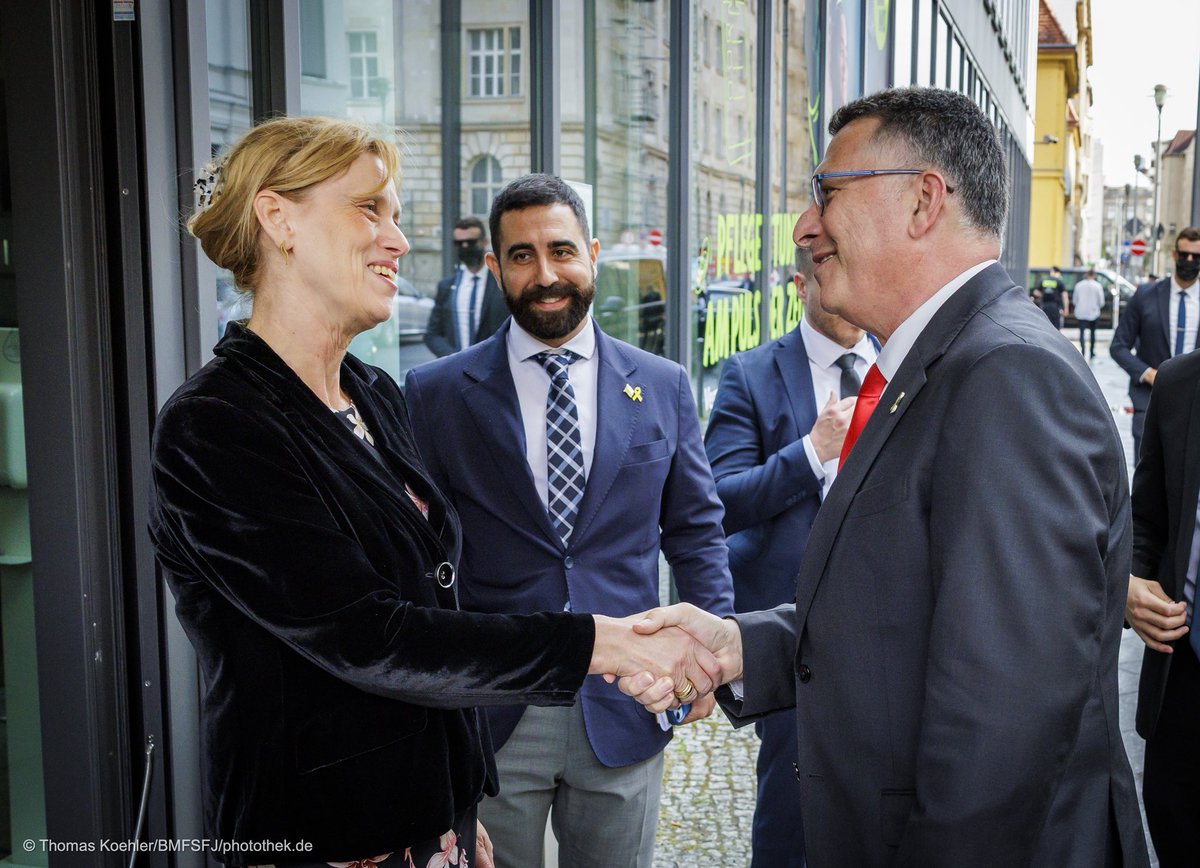 BMBFSFJ's tweet photo. Bundesbildungsministerin @PrienKarin hat heute den israelischen Außenminister, Gideon Sa'ar, empfangen. Im Gespräch ging es unter anderem um den deutsch-israelischen Jugendaustausch, jüdisches Leben in Deutschland und den Kampf gegen #Antisemitismus. https://t.co/53ySz4OEkg