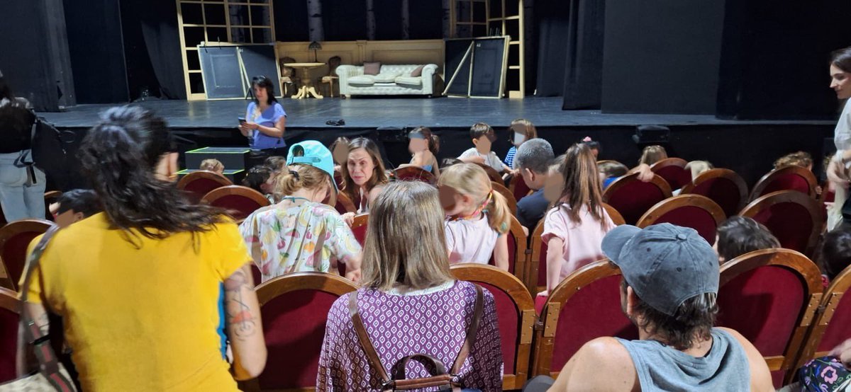 Aprovechando el Proyecto del teatro, las clases de 5 años de #lapalomaceip hemos podido visitar <a href="/Teatro_Pavon/">teatropavon</a> 
Nos han subido al escenario y enseñado los focos, decorados, anfiteatro, camerino, vestuario… y hemos disfrutado de una pequeña impro.