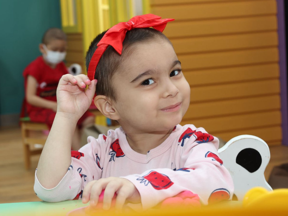 - Üstün amca, kırmızı kurdelemle güzel olmuş muyum.
- Güzel değil çoook güzel olmuşsun Şirinem
- Sence Lösemi hastası olmama rağmen herkes beni beğenir mi?
- Elbette beğenirler ama yine de ben fotoğrafını yayınlayıp gönüllülerimize sorarım .
ŞİRİNEYİ BEĞENENLER PAYLAŞSIN LÜTFEN