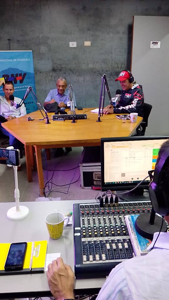 TUPAMARO siempre llevando el mensaje Revolucionario a todas las comunidades, esta ves con nuestro hermano diputado al CLET <a href="/JhonklinR/">Comuna y Fortalecimiento económico</a> a traves de la RNV 105.7 FM

<a href="/NicolasMaduro/">Nicolás Maduro</a>
<a href="/dcabellor/">Diosdado Cabello R</a>
<a href="/WBenavides_MRT/">Williams Benavides</a>
<a href="/FreddyBernal/">Freddy Bernal</a>
<a href="/TupamaroMRT_/">Movimiento Revolucionario TUPAMARO Vzla.</a>

#ComunaONada
#TupamaroEjemploDeLucha