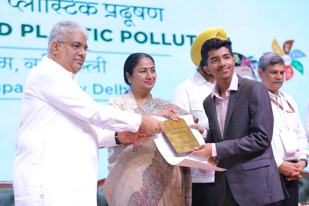 moefcc's tweet photo. HMEFCC Shri @byadavbjp and Hon’ble CM of Delhi Smt @gupta_rekha awarded winning ideas under the Reduce Waste theme of #Ideas4LiFE – part of the 7 themes of #MissionLiFE.
1st: Anushka Bhaskar Waghmare & Team – Mathuradas Mohota College, Nagpur
2nd: Dhruv Sharda – Amity International School, Ghaziabad
3rd: Rohit Kushwaha & Team - SHUATS, Prayagraj
#EnvironmentDay