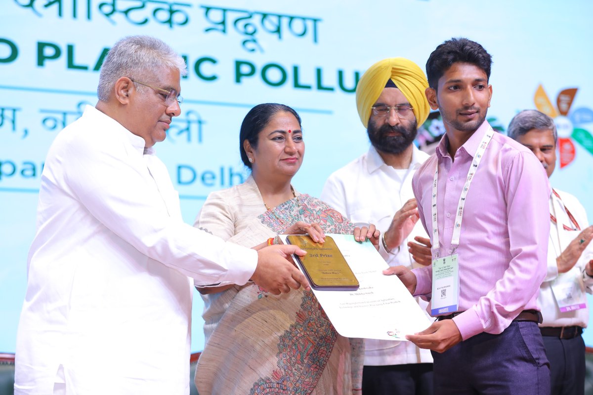 moefcc's tweet photo. HMEFCC Shri @byadavbjp and Hon’ble CM of Delhi Smt @gupta_rekha awarded winning ideas under the Reduce Waste theme of #Ideas4LiFE – part of the 7 themes of #MissionLiFE.
1st: Anushka Bhaskar Waghmare & Team – Mathuradas Mohota College, Nagpur
2nd: Dhruv Sharda – Amity International School, Ghaziabad
3rd: Rohit Kushwaha & Team - SHUATS, Prayagraj
#EnvironmentDay
