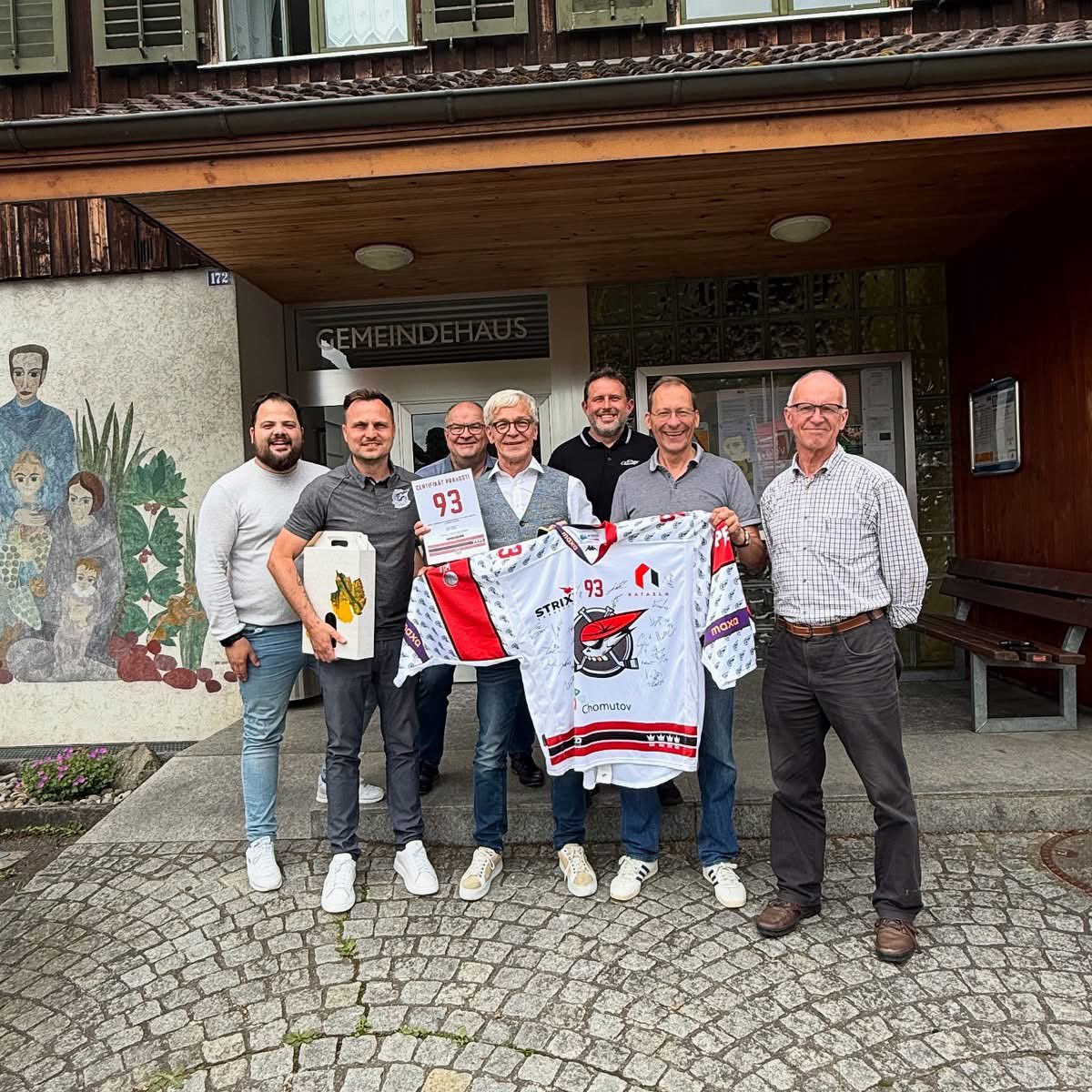 PiratiChomutov's tweet photo. 1/2 🤝 K 70. výročí havárie letadla ve švýcarském Wasterkingenu vznikne ve spolupráci Pirátů a zdejší obce památník připomínající tragédii, při kterém zemřelo v roce 1956 pět členů našeho klubu. https://t.co/AeOmOuZEAW
