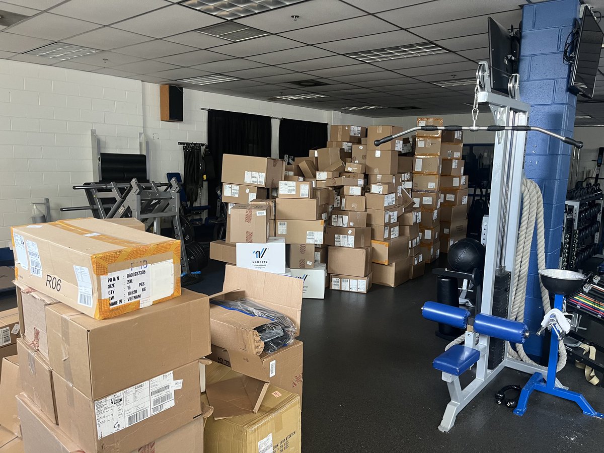 DelawareEQ's tweet image. Nothing quite like coming back from #AEMA2025 to over 800 boxes of @UDBlueHens gear ready to be checked in and issued! It’s our favorite time of year #BoxSzn #TeamBehindTheTeam
